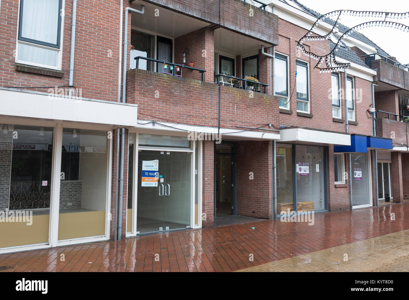 Rangée de boutiques fermées dans la rue commerçante de la ville de Coevorden, Pays-Bas Banque D'Images