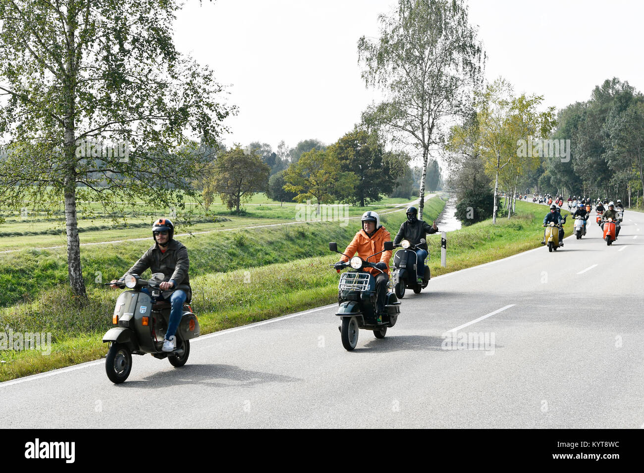 Vespa, Scooter, Vintage, visite, voyage, route, rue, la nature, la race, historique, convoi, personnes, excursion, croisière, tuning, de vitesse, de plaisir, de la nature, route, Banque D'Images