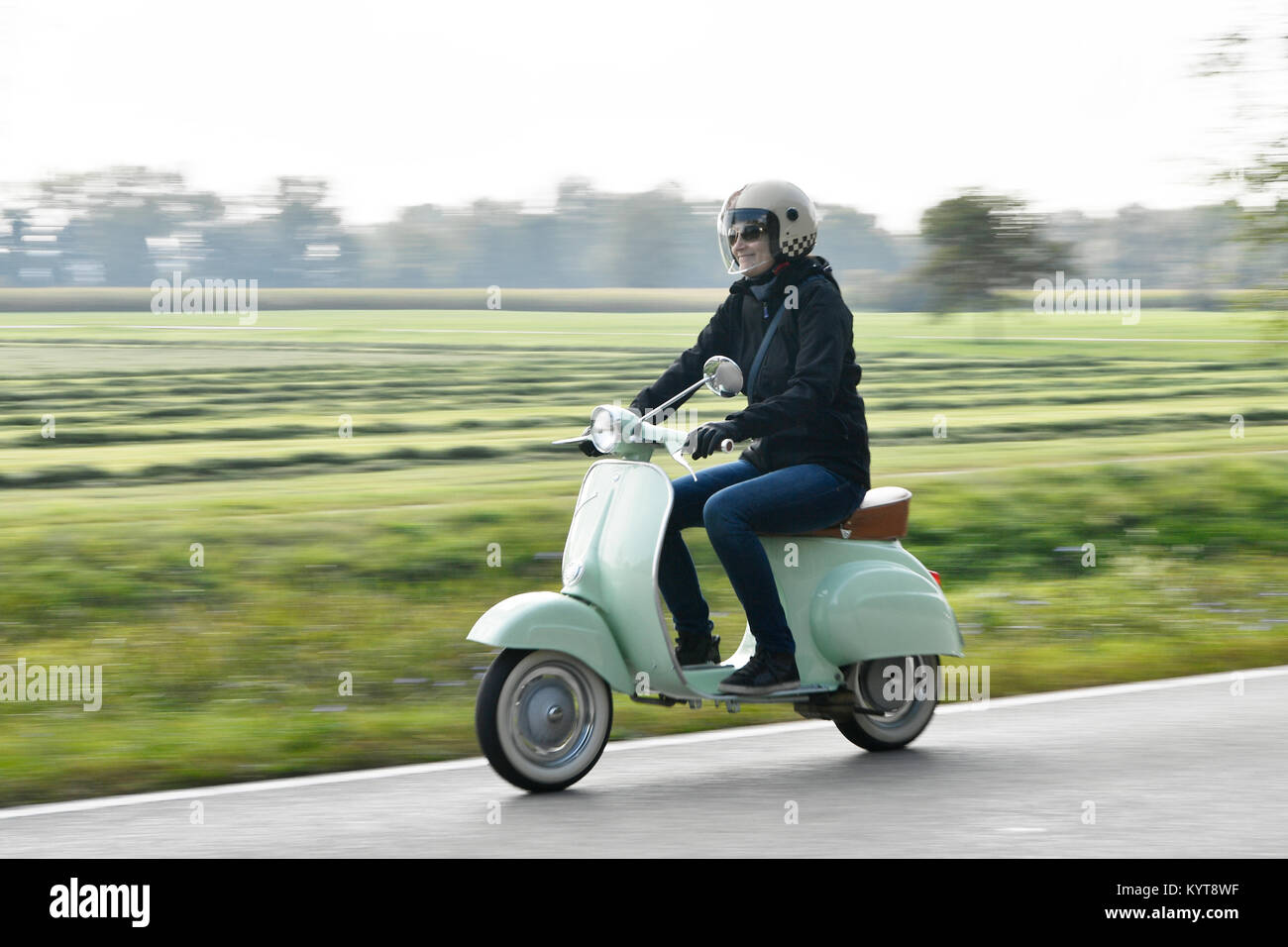 Vespa, Scooter, Vintage, visite, voyage, route, rue, la nature, la race, historique, convoi, personnes, excursion, croisière, tuning, de vitesse, de plaisir, de la nature, route, Banque D'Images