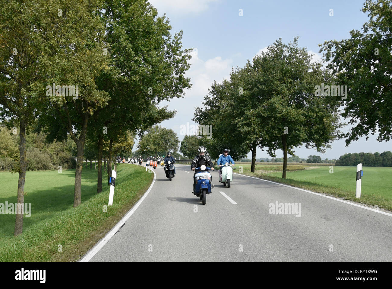 Vespa, Scooter, Vintage, visite, voyage, route, rue, la nature, la race, historique, convoi, personnes, excursion, croisière, tuning, de vitesse, de plaisir, de la nature, route, Banque D'Images