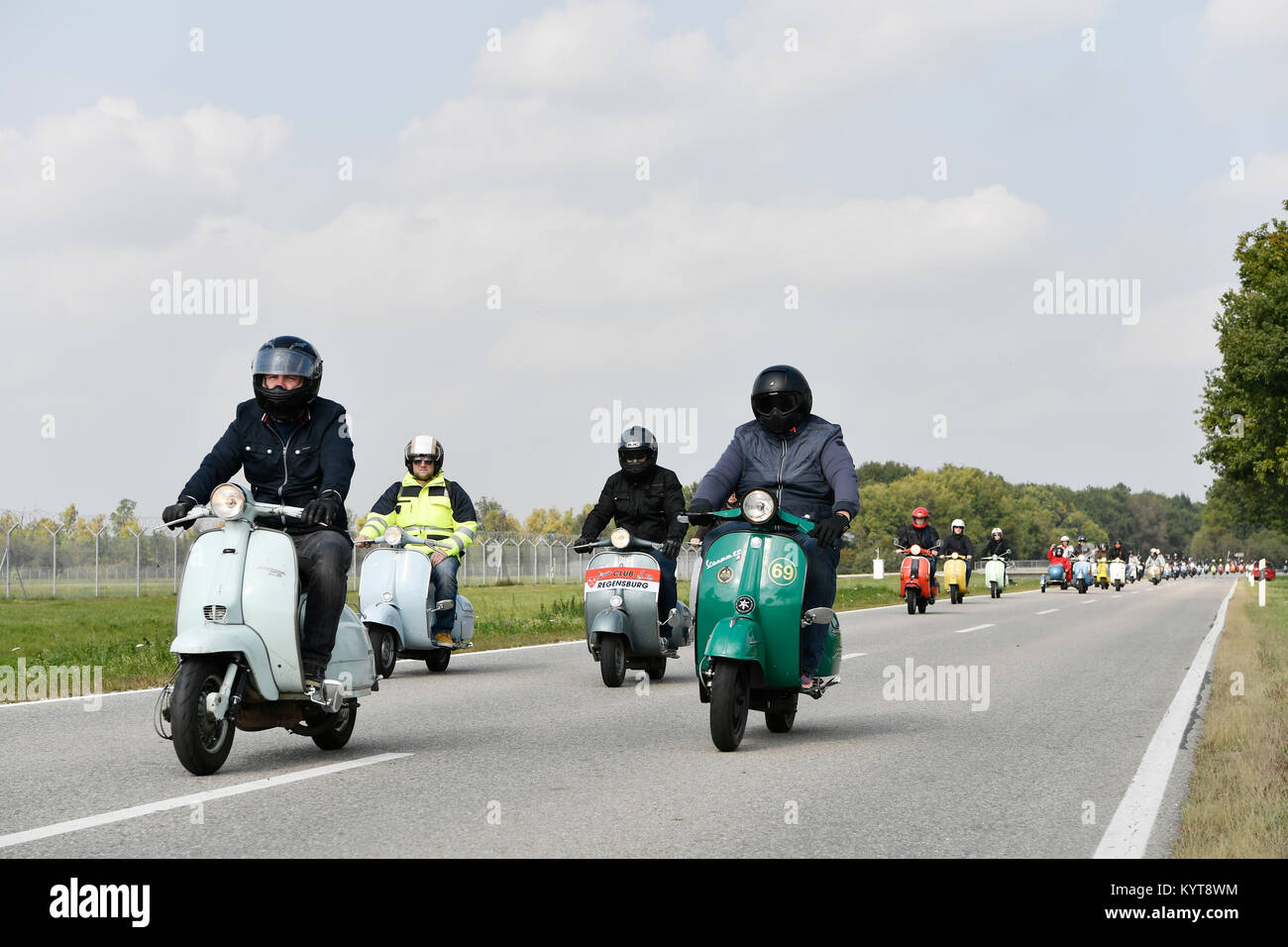 Vespa, Scooter, Vintage, visite, voyage, route, rue, la nature, la race, historique, convoi, personnes, excursion, croisière, tuning, de vitesse, de plaisir, de la nature, route, Banque D'Images