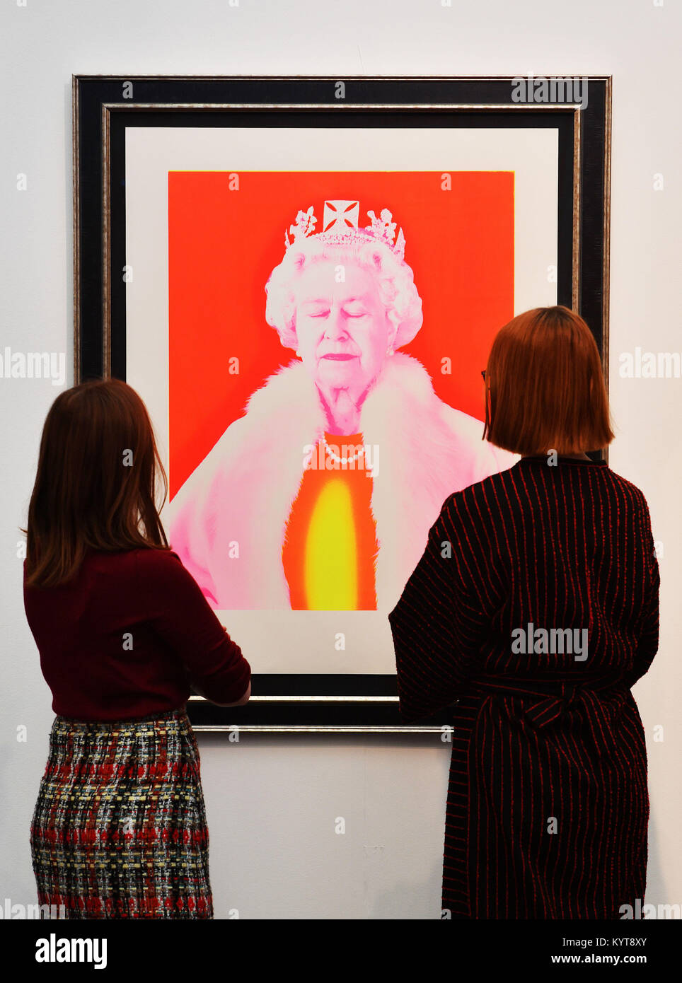 Deux femmes admirer un portrait pop-art de la Reine, au salon de la presse aperçu pour la London Art Fair à Islington, avant son ouverture au public demain. Banque D'Images