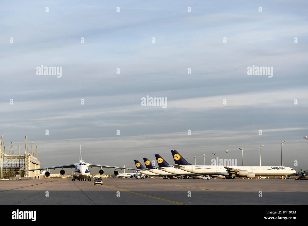 Antonov, un an124-100, Cargo, rouleau en position On, le fret, le fret, les avions, avion, avion, compagnies aériennes, airways, rouleau, in, out, l'aéroport de Munich, Banque D'Images