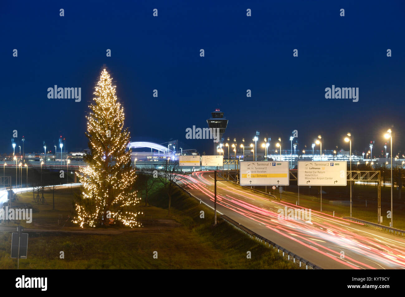 Arbre de Noël, et depuis l'aéroport, tour, terminal 1, mac, Munich Airport Center, rue, route, voitures, lumières, crépuscule, hiver, l'aéroport de Munich, MUC, Banque D'Images