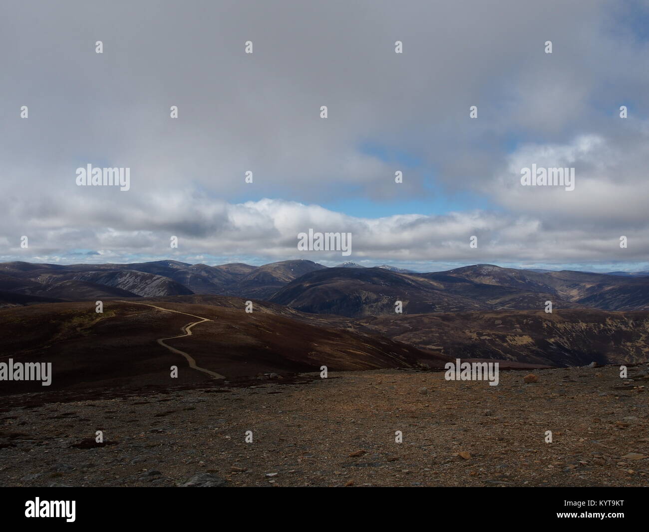 Vue sur les Cairngorms de Morrone, Braemar, l'Écosse. Le parc national de Cairngorm, le Royal Deeside. Heather montagnes habillées. Paysage glaciaire, vallées, Banque D'Images