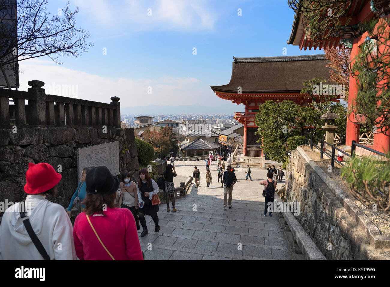 Kyoto, Japon, le 7 novembre 2017 : les touristes de profiter du beau temps pour visiter de la Buddhist Temple Kiyomizu-dera, l'un des nombreux sites de Kyoto. Banque D'Images