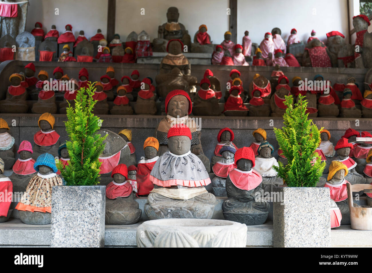 Kyto, Japon, 7 novembre 2017 : Pierre figurens dans un lieu de culte à la Temple Kiyomizu-dera dans l'est de Kyoto. Banque D'Images