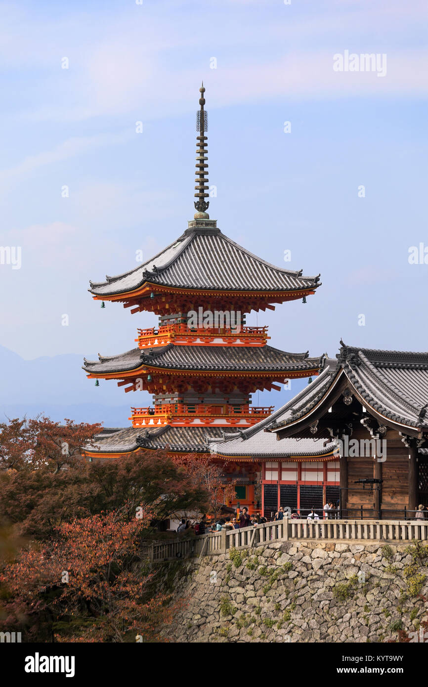 Kyoto, Japon, le 7 novembre 2017 : les touristes profiter de la vue ci-dessous il pagode à trois étages au temple Kiyomizu-dera dans l'est de Kyoto. Banque D'Images