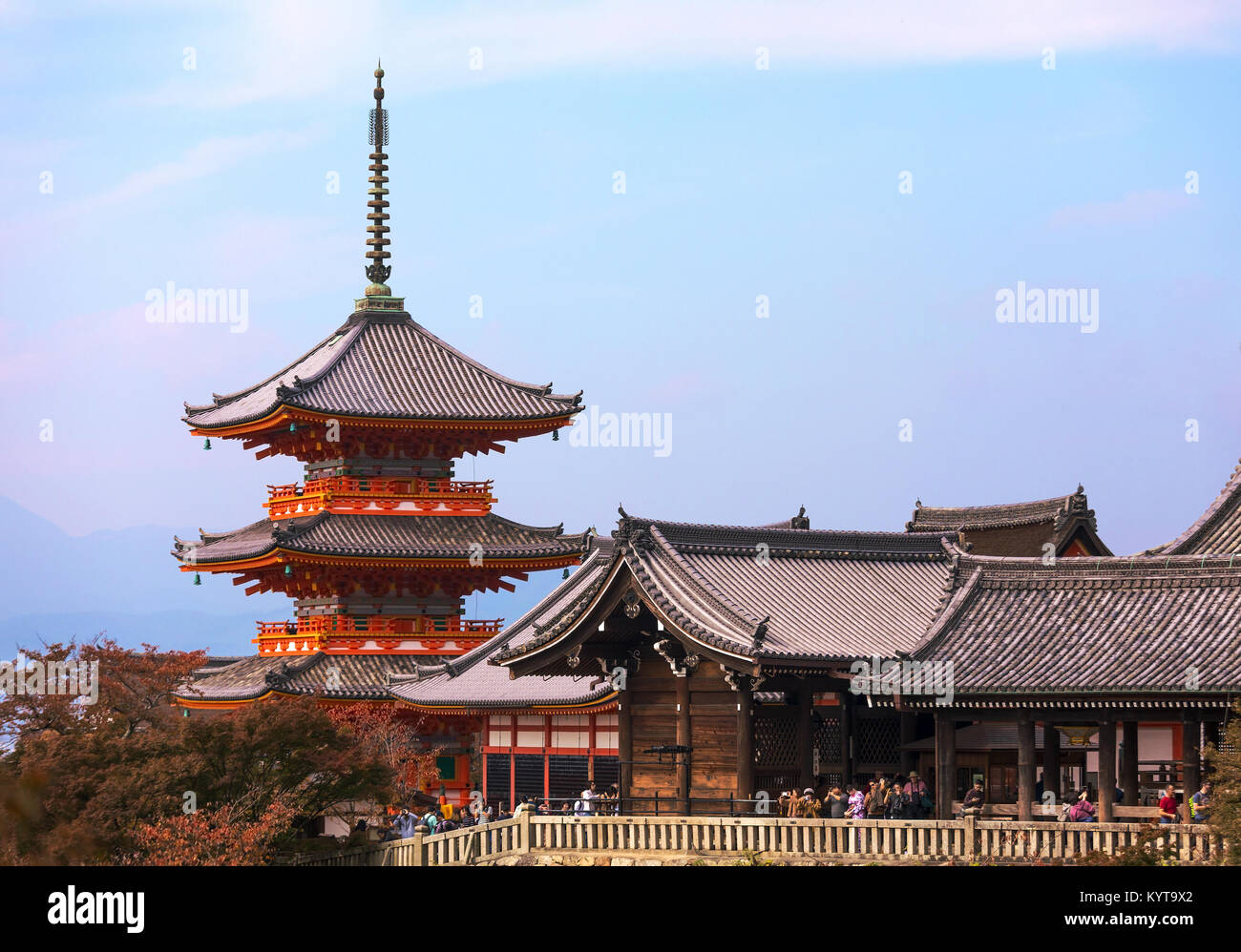 Kyoto, Japon, le 7 novembre 2017 : les touristes profiter de la vue ci-dessous il pagode à trois étages au temple Kiyomizu-dera dans l'est de Kyoto. Banque D'Images