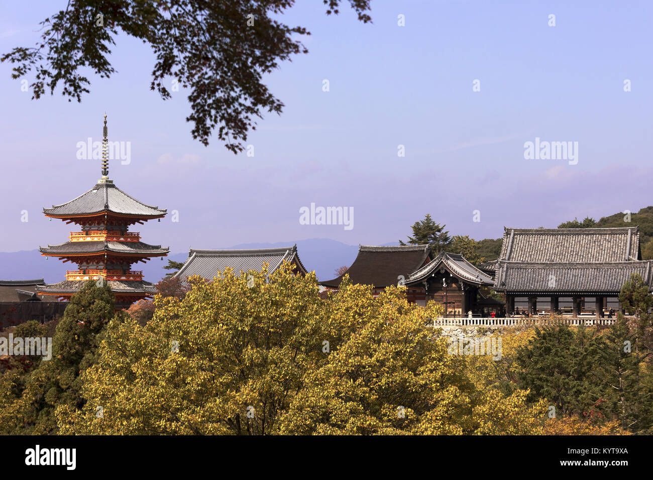 Kyoto, Japon, le 7 novembre 2017 : La pagode à trois étages au temple Kiyomizu-dera à Kyoto est représenté à l'est le 7 novembre 2017. Banque D'Images