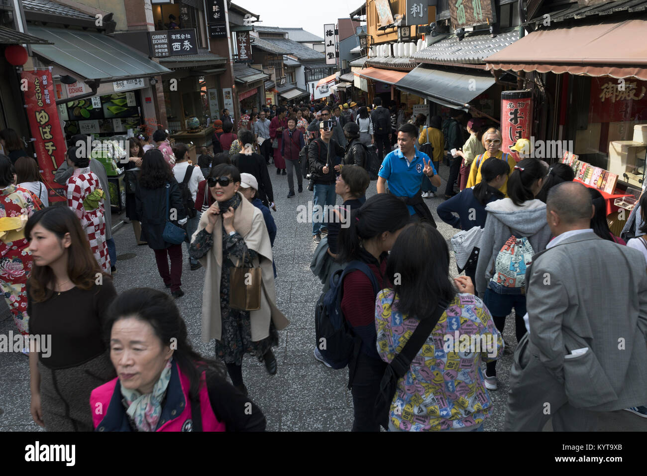 Les touristes à pied commerces passé avant d'entrer dans le temple Kiyomizu-dera, l'un des nombreux temples de Kyoto. Banque D'Images
