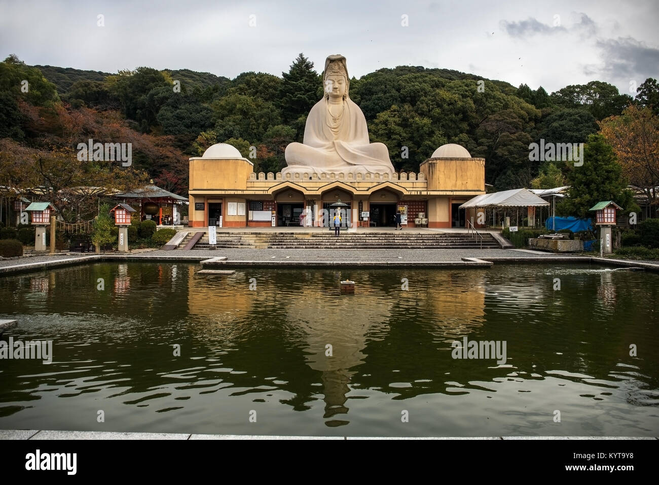 Kyoto, Japon, le 7 novembre 2017 : Le Kannon/Guanyin/Avalokitesvara statue au Monument national de guerre Ryōzen Kannon temple Kodai à côté de l-ji de Kyoto dans l'Est Banque D'Images