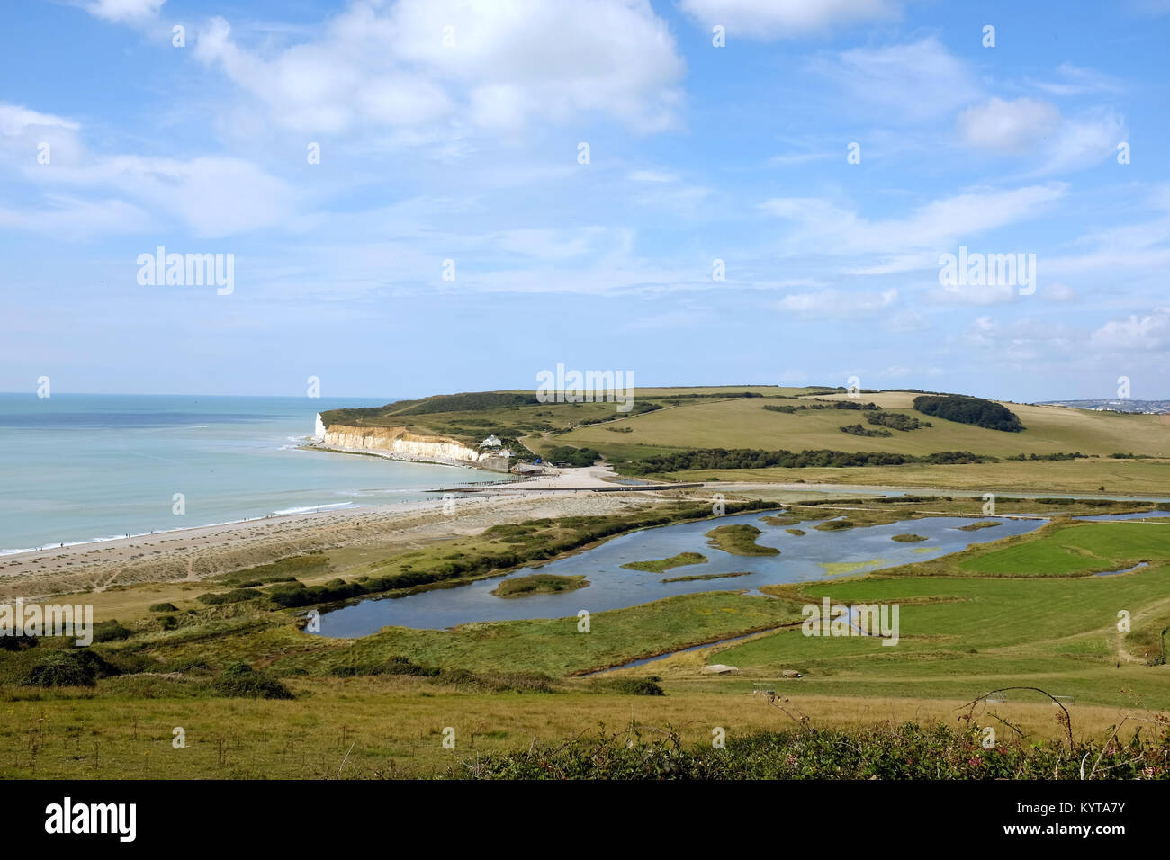 Vue panoramique vers l'ouest le long de la côte sud de Cuckmere Haven, sept Sœurs Country Park, East Sussex, Angleterre, Royaume-Uni. Banque D'Images