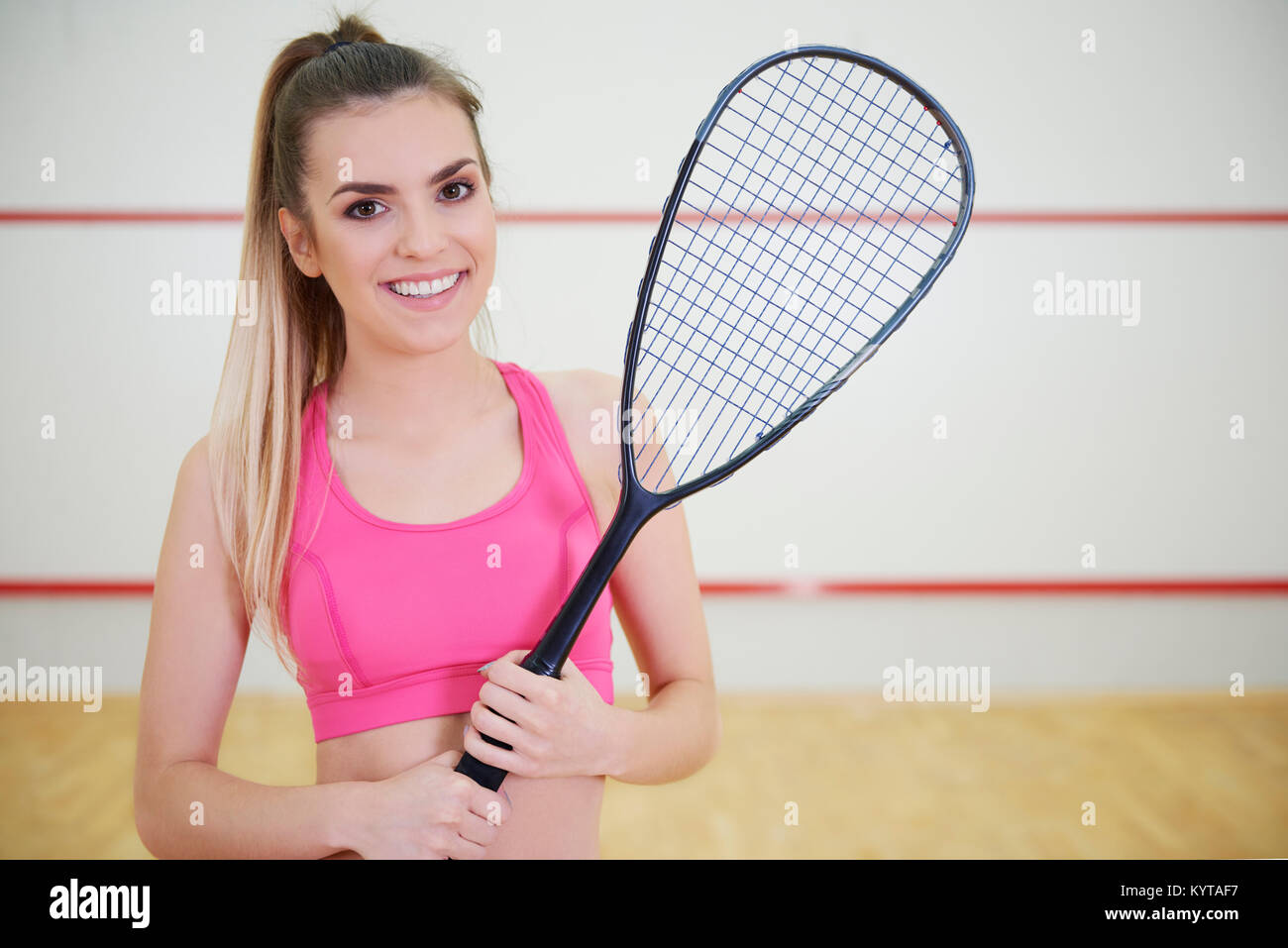 Portrait de femme avec racket sur cour Banque D'Images Portrait de femme avec racket sur cour Banque D'Images