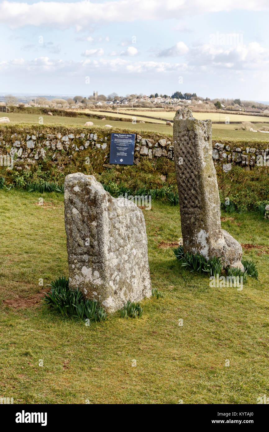 La pierre Doniert, également connu sous le nom de Pierre du Roi Doniert, est l'une des deux anciennes pierres sculptées qui se situent dans un boîtier à côté de la route. Banque D'Images