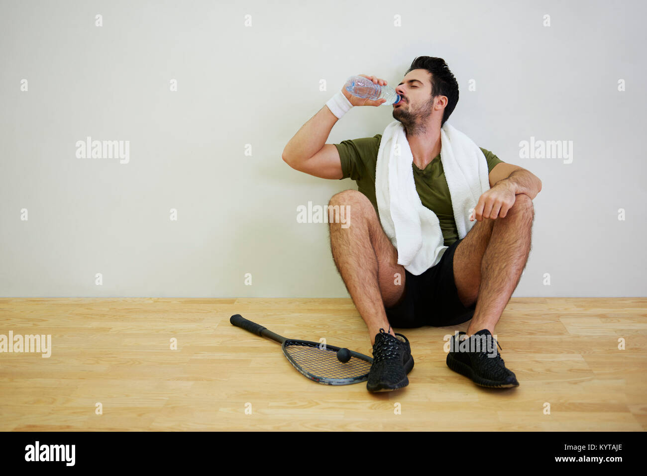 Joueuse de squash masculin de l'eau potable Banque D'Images