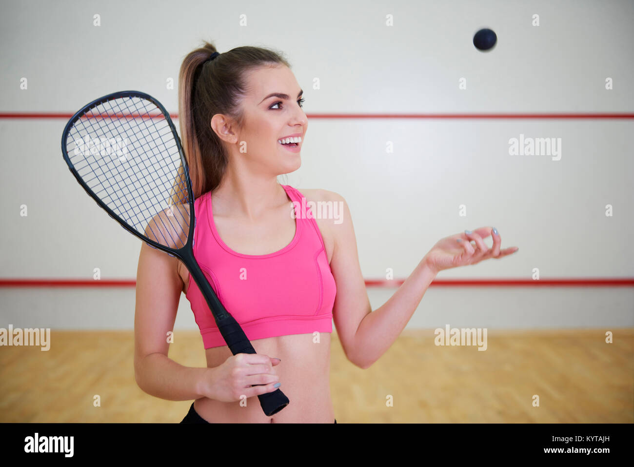 Femme ayant une pratique au cours de squash Banque D'Images Femme ayant une pratique au cours de squash Banque D'Images
