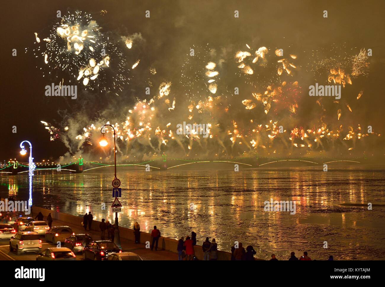 Ambiance de Noël à Saint-Pétersbourg. Spectacle pyrotechnique sur le remblai et le pont Troitskiy.grand feu d'artifice coloré consacré à la fin de l'exercice Banque D'Images