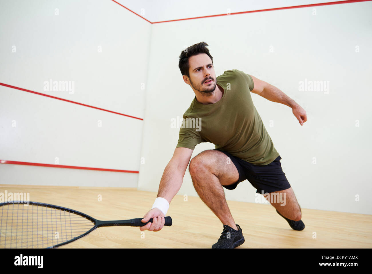 L'homme au cours de squash match sur cour Banque D'Images
