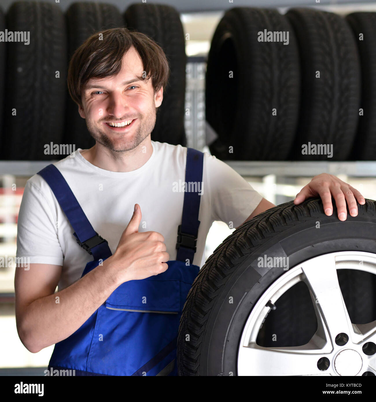 Les travailleurs dans un entrepôt de pneus pour changer la voiture Banque D'Images