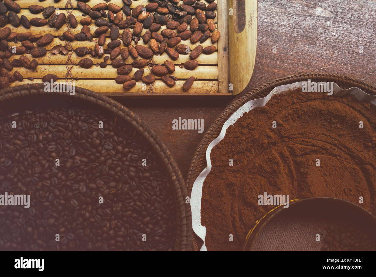 Différents types de grains de café sur les plaques Banque D'Images