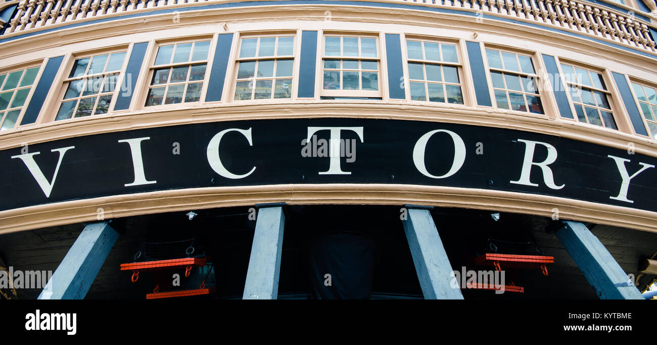 HMS Victory Stern, le nom sur l'affichage de la Victoire Banque D'Images