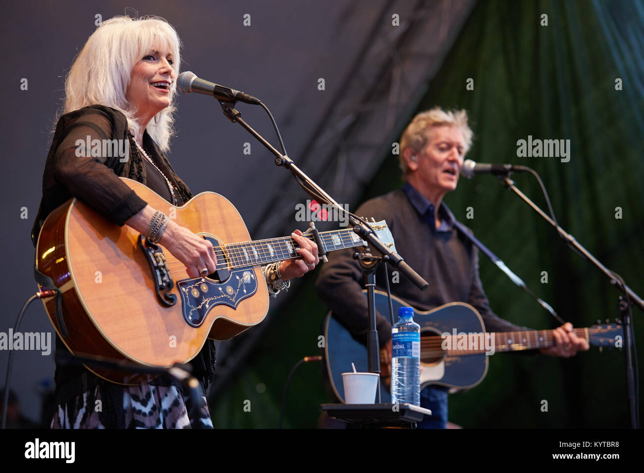 Le duo country Emmylou Harris & Rodney Crowell effectue un concert live au festival de musique norvégienne Oslo Fjord Fest 2015 à Oslo. La Norvège, 15/07 2015. Banque D'Images