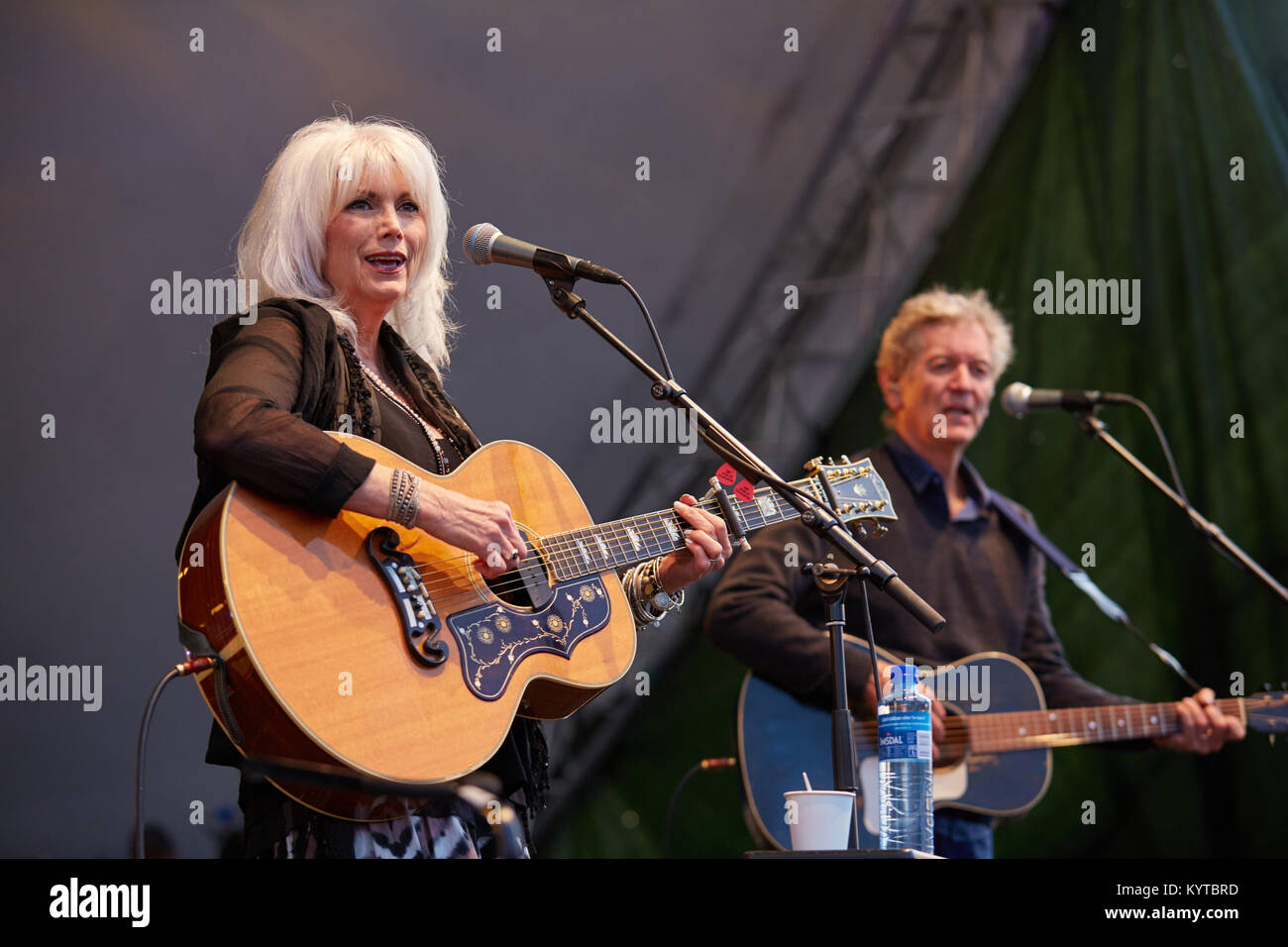 Le duo country Emmylou Harris & Rodney Crowell effectue un concert live au festival de musique norvégienne Oslo Fjord Fest 2015 à Oslo. La Norvège, 15/07 2015. Banque D'Images
