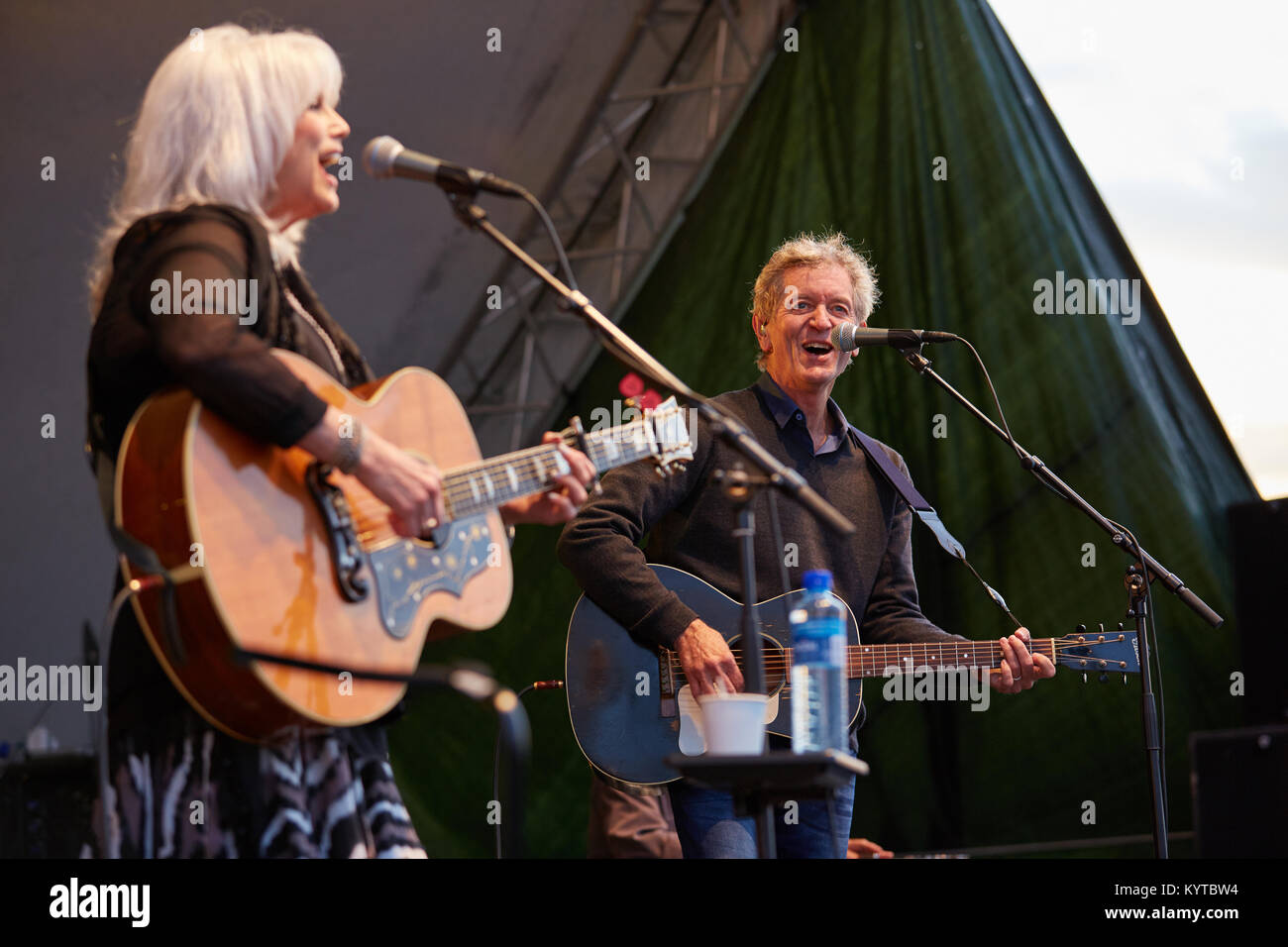 Le duo country Emmylou Harris & Rodney Crowell effectue un concert live au festival de musique norvégienne Oslo Fjord Fest 2015 à Oslo. La Norvège, 15/07 2015. Banque D'Images