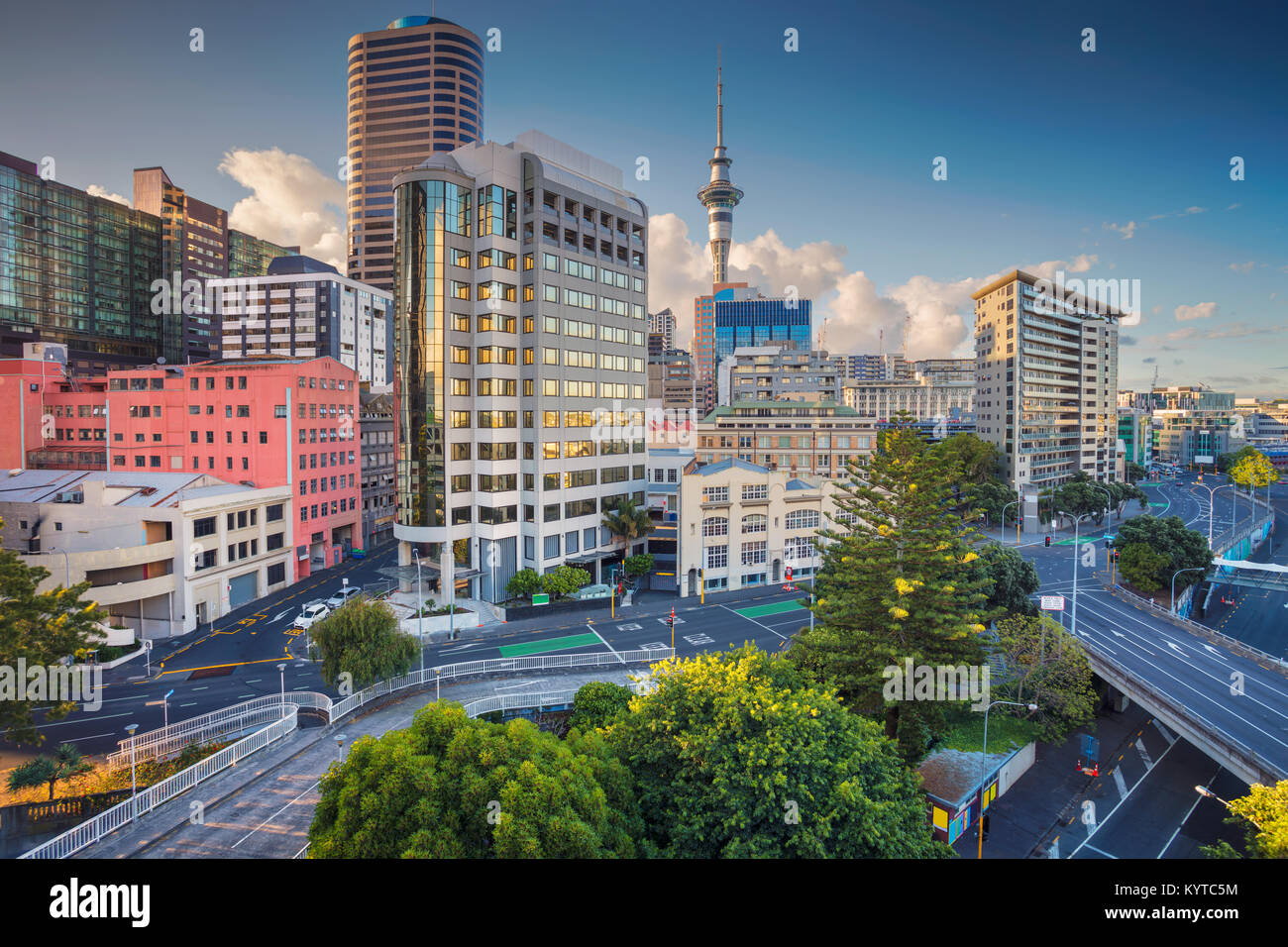 Auckland. Image de ville aérienne skyline Auckland, Nouvelle-Zélande au cours de journée d'été. Banque D'Images