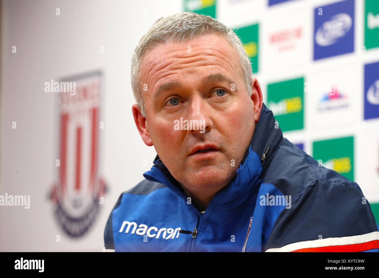 Nouveau Stoke City manager Paul Lambert prend la parole lors de la conférence de presse de Bet365, stade Stoke. ASSOCIATION DE PRESSE Photo. Photo date : mardi 16 janvier 2018. Voir l'ACTIVITÉ DE SOCCER histoire Stoke. Crédit photo doit se lire : Martin Rickett/PA Wire. RESTRICTIONS : EDITORIAL N'utilisez que pas d'utilisation non autorisée avec l'audio, vidéo, données, listes de luminaire, club ou la Ligue de logos ou services 'live'. En ligne De-match utilisation limitée à 75 images, aucune émulation. Aucune utilisation de pari, de jeux ou d'un club ou la ligue/dvd publications. Banque D'Images