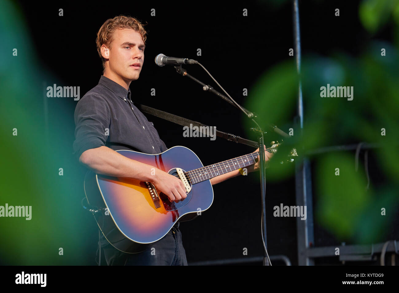 La chanteuse australienne, auteur-compositeur et musicien Hein Cooper réalise un concert live au festival de musique norvégienne Piknik i Parken 2016 à Oslo. La Norvège, le 24/06 2016. Banque D'Images