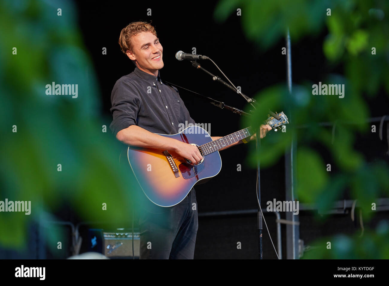 La chanteuse australienne, auteur-compositeur et musicien Hein Cooper réalise un concert live au festival de musique norvégienne Piknik i Parken 2016 à Oslo. La Norvège, le 24/06 2016. Banque D'Images