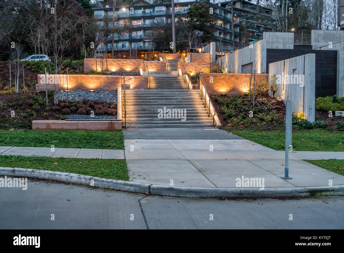 Un escalier extérieur à West Seattle est éclairé par des lumières douces. Banque D'Images