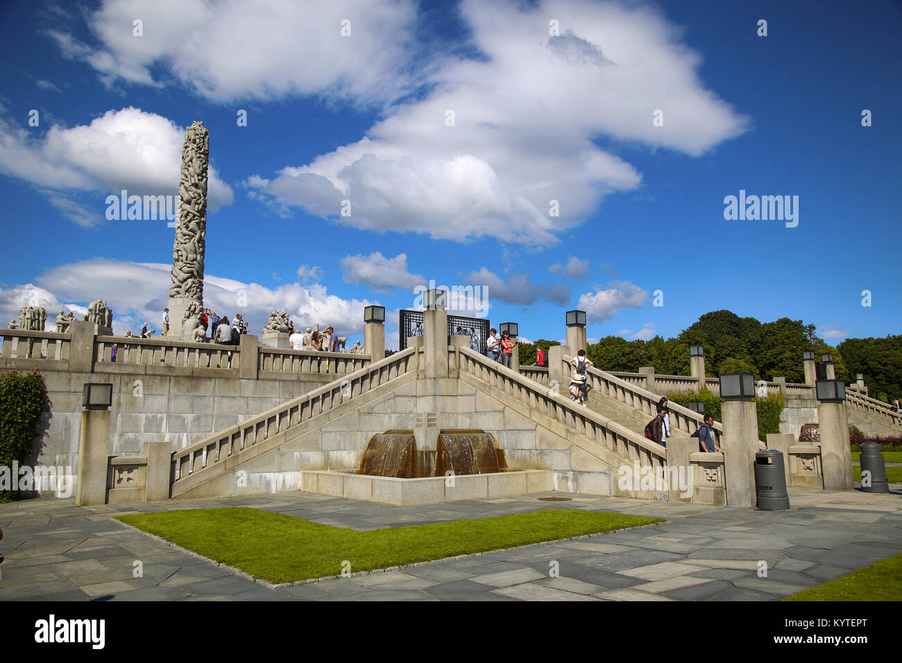 EDITORIAL OSLO, Norvège - 18 août 2016 : de nombreuses sculptures de Vigeland Park promenade touristique dans le populaire parc Vigeland ( parc Frogner ), conçu par Gustav Banque D'Images