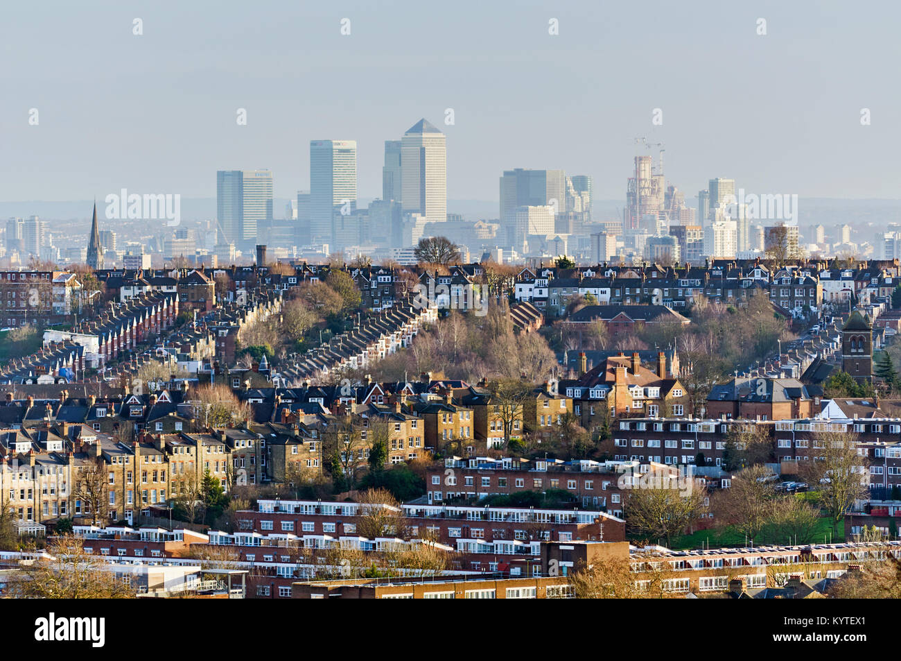 Canary Wharf de Alexandra Palace, Londres UK, avec Crouch End en premier plan Banque D'Images