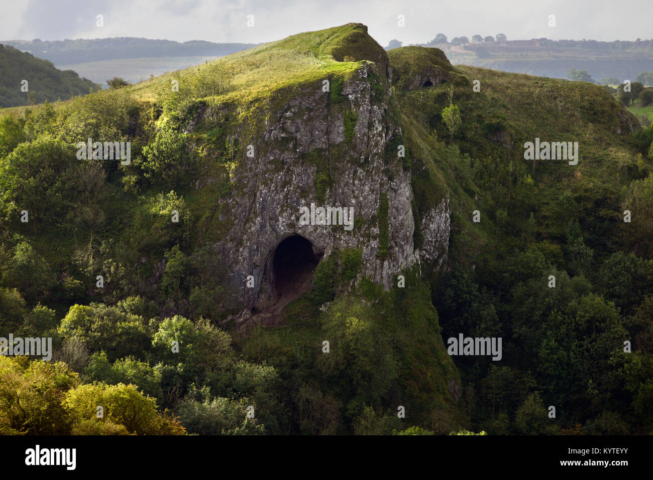 Thor's Cave tôt le matin, la lumière d'automne Banque D'Images