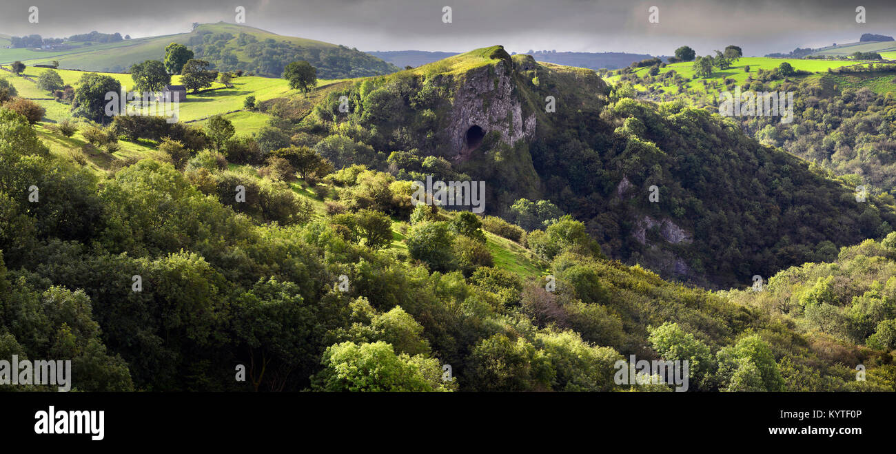 Thor's Cave et la vallée du collecteur (Panorama) Banque D'Images