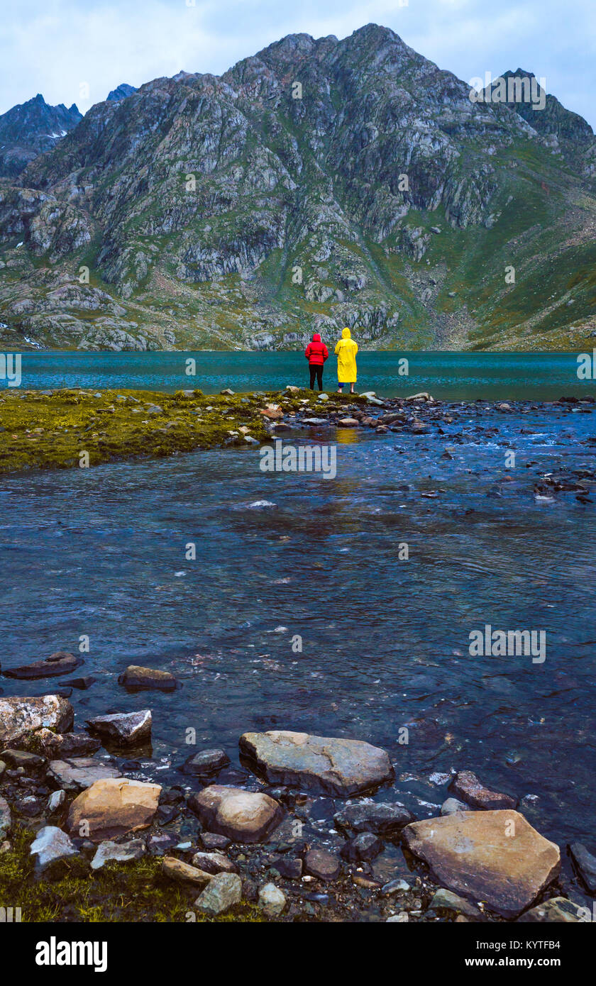 2 Amis à Vishnusar sur le lac de pêche des grands lacs du Cachemire en Inde, trek Sonamarg. Terrain rocheux et lac turquoise/tarn avec montagnes neige Banque D'Images