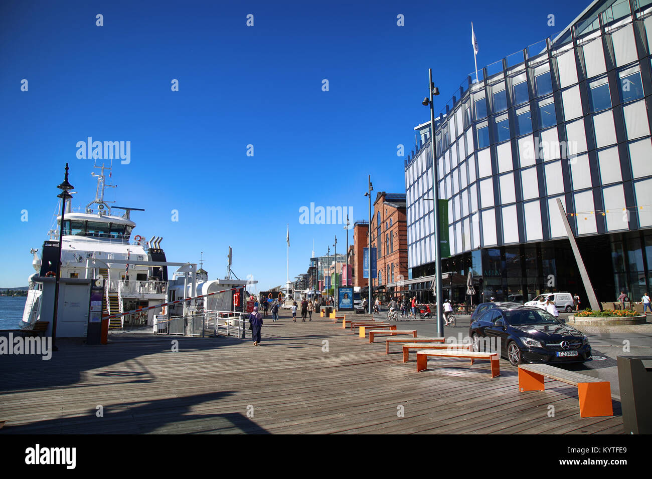 OSLO, Norvège - 17 août 2016 : les gens marcher sur quartier moderne sur la rue Stranden, quartier Aker Brygge avec lux apartments, shopping, culture et Banque D'Images