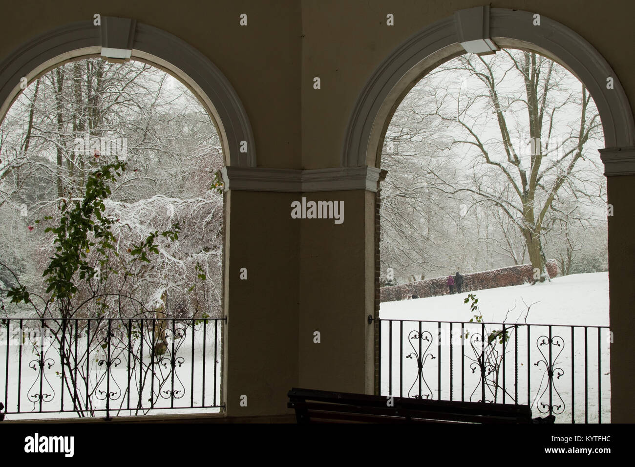 Un paysage couvert de neige à la recherche grâce à arches à la Colonnade Pavillon Sun Valley Gardens,,Harrogate North Yorkshire,Angleterre,UK,. Banque D'Images