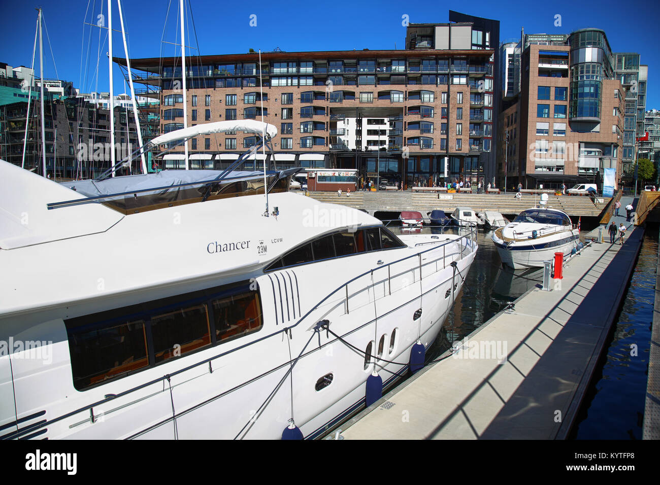 OSLO, Norvège - 17 août 2016 : les gens marcher sur quartier moderne sur la rue Stranden, quartier Aker Brygge avec lux apartments, shopping, culture et Banque D'Images