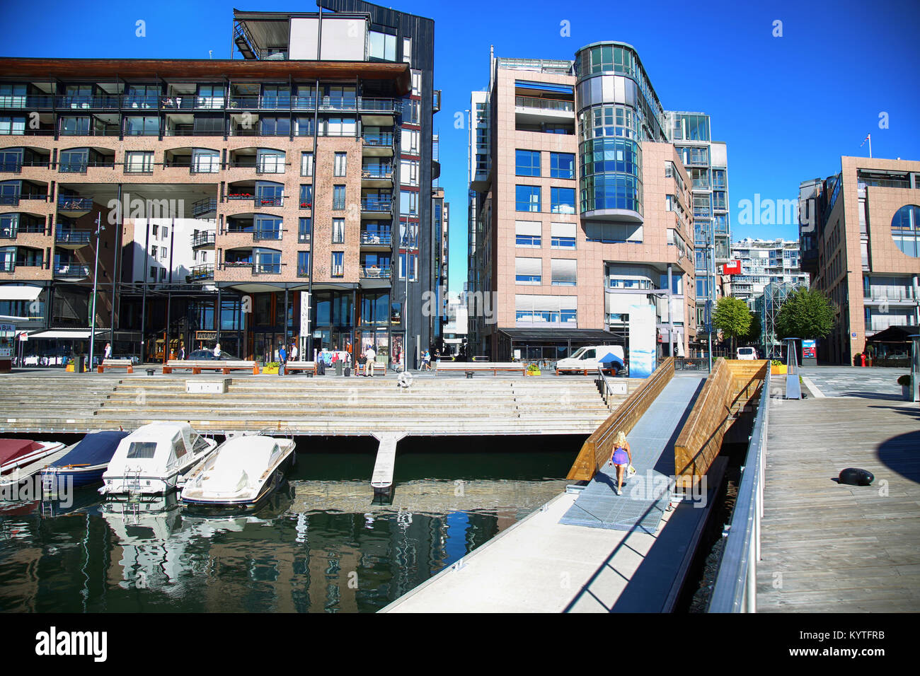 OSLO, Norvège - 17 août 2016 : les gens marcher sur quartier moderne sur la rue Stranden, quartier Aker Brygge avec lux apartments, shopping, culture et Banque D'Images
