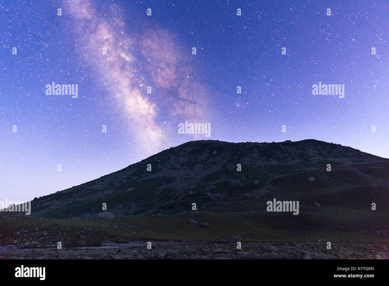 Les météores & Voie Lactée comme vu de Gangabal Camping sur les grands lacs du cachemire à Sonamarg trek, le Jammu-et-Cachemire, en Inde. Ciel plein d'étoiles Banque D'Images