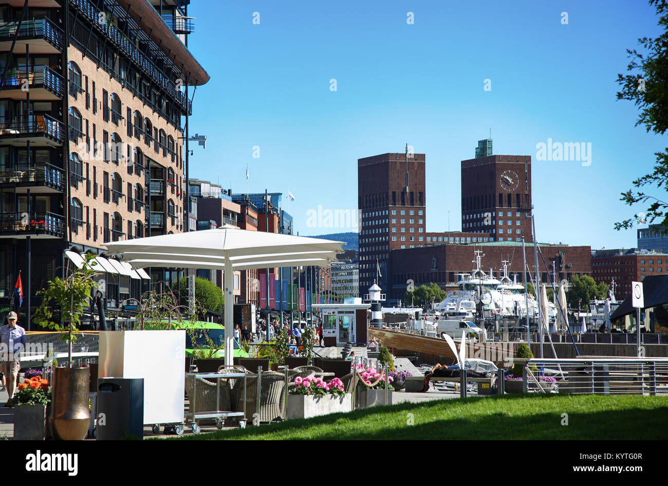 OSLO, Norvège - 17 août 2016 : les gens marcher sur quartier moderne sur la rue Stranden, quartier Aker Brygge avec lux apartments, shopping, culture et Banque D'Images