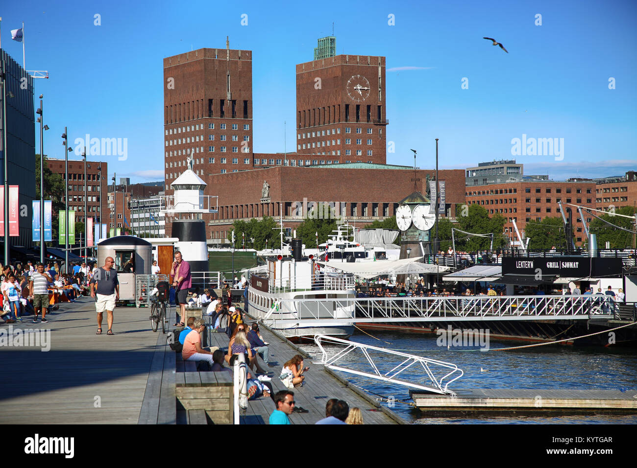 OSLO, Norvège - 17 août 2016 : les gens marcher sur quartier moderne sur la rue Stranden, quartier Aker Brygge et dans l'arrière-plan est l'Hôtel de Ville en O Banque D'Images