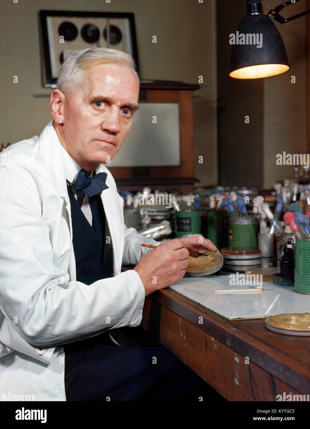 Sir Alexander Fleming (1881-1955), le savant écossais célèbre pour la découverte de la pénicilline. Photo prise entre 1939 et 1945. Banque D'Images