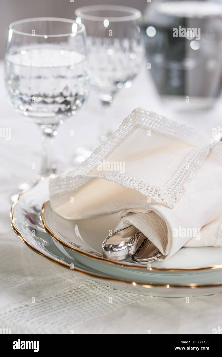 Set de table élégante de luxe avec vaisselle en porcelaine, couverts en  argent, dentelle vintage serviettes Photo Stock - Alamy
