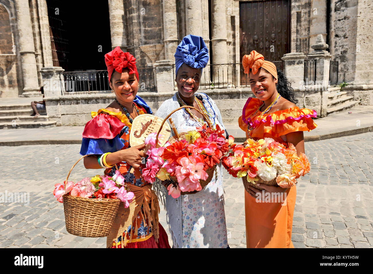 La HAVANE, CUBA, le 6 mai 2009. Trois femmes cubaines posant en vêtements traditionnels dans la vieille Havane, Cuba, le 6 mai 2009. Banque D'Images