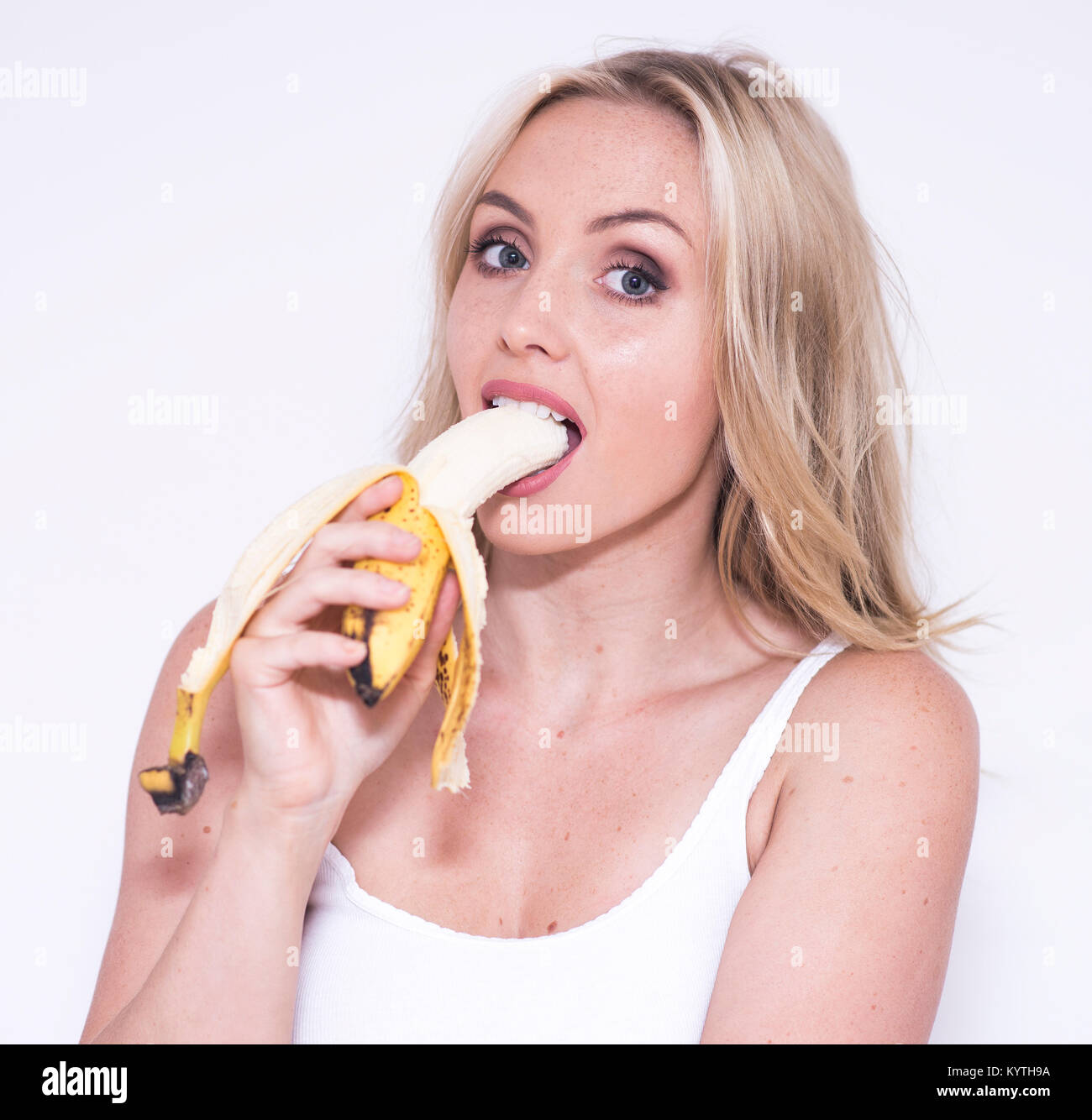 Très jolie jeune femme manger une banane Photo Stock - Alamy